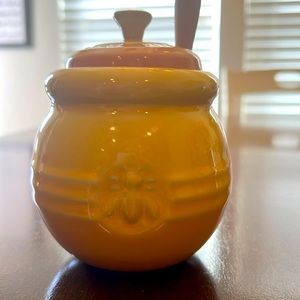 Le Creuset stoneware honeypot with silicone dipper